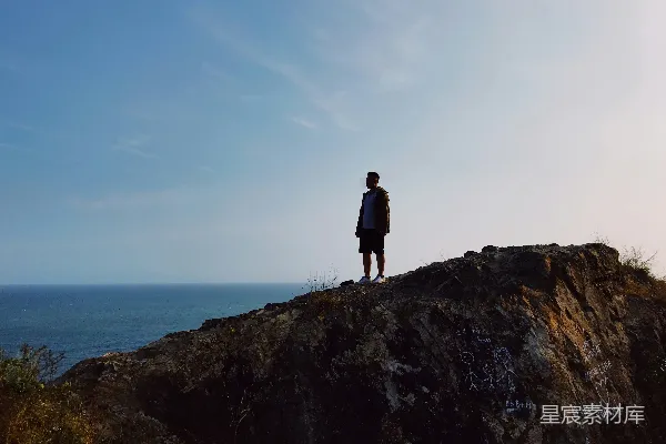 高清摄影 穿着黑色衬衫的男人站在岩石地貌上，在白天。
