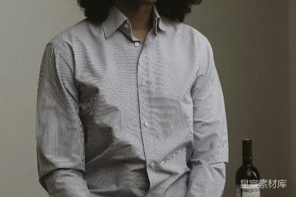高清摄影 穿着白色衬衫和黑色裤子的女人坐在椅子上。