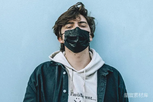 高清摄影 穿蓝色拉链夹克的男人戴着白色和黑色护目镜。