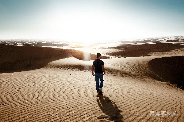 高清摄影 一个男人在沙漠地带行走。
