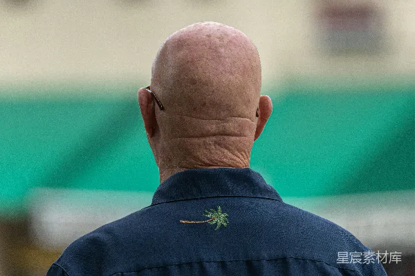 高清摄影 一个光头的男人走在街上