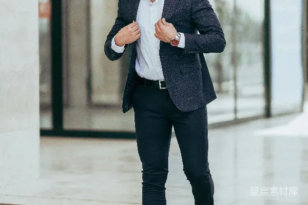 高清摄影 一个穿着西装打着领带的男人站在台阶上。