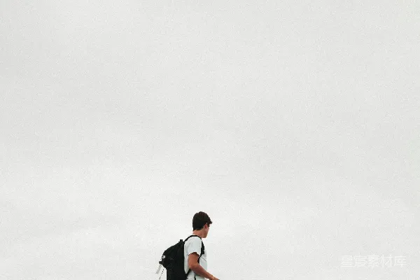 高清摄影 一个陌生人站在户外。