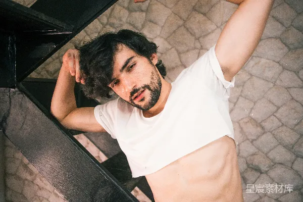 高清摄影 一个男人站在混凝土墙附近