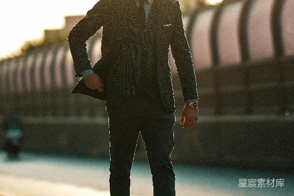 高清摄影 一个穿着西装的男人站在人行道上