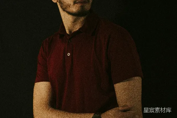 高清摄影 一个手腕上戴着手表的男人