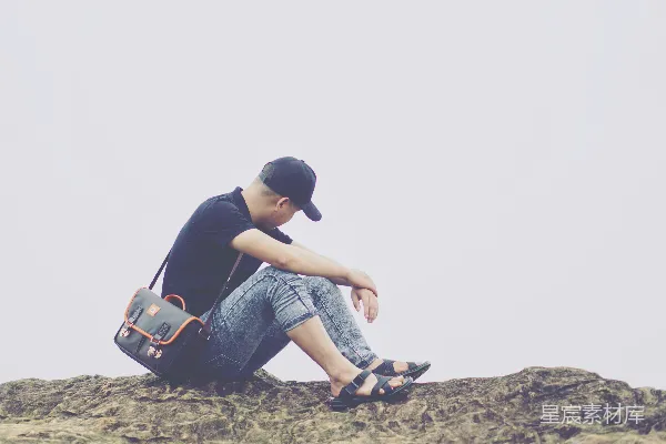 高清摄影 戴着黑色紧身棒球帽的男人