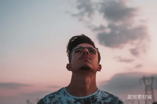 高清摄影 男人抬头看