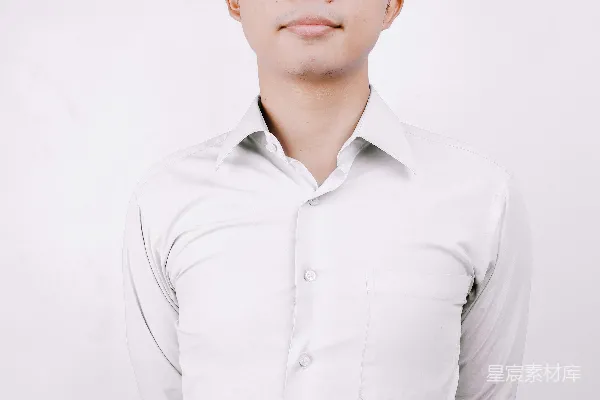 高清摄影 穿白色衬衫的男人戴着黑色框架的眼镜
