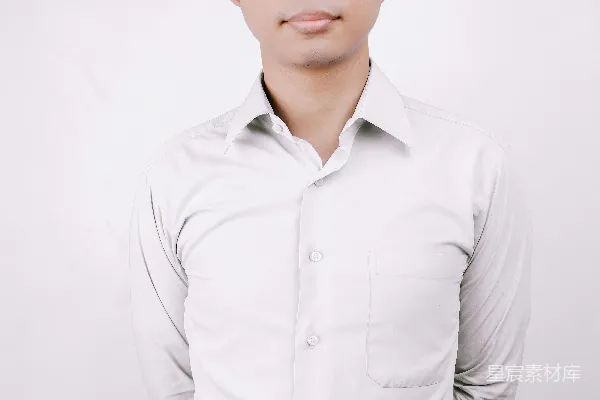 高清摄影 穿白色衬衫的男人戴着黑色镜框的眼镜。