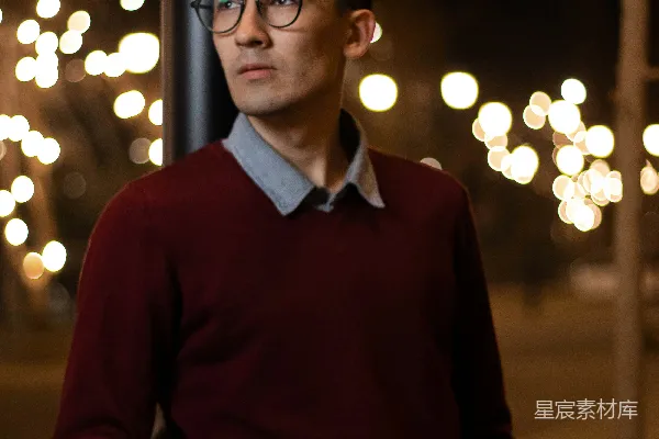 高清摄影 一个戴眼镜的男人站在一根杆子旁边