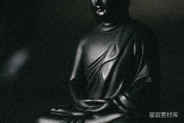 高清摄影 黑色的释迦牟尼佛像放在黑色的表面上。