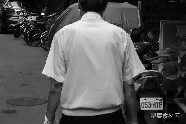 高清摄影 一个男人在街上走着