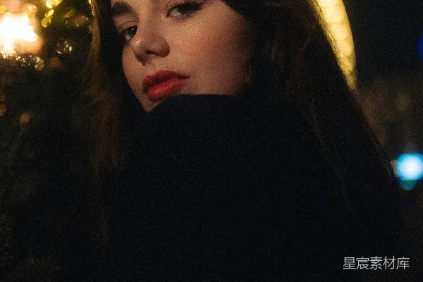 高清摄影 一位站在圣诞树前的女士