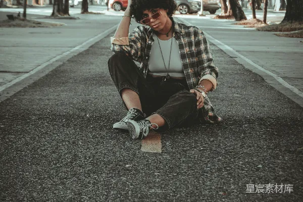 高清摄影 一个年轻男人坐在路边。