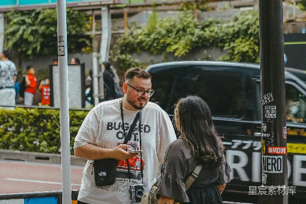 高清摄影 一对男女站在街角。