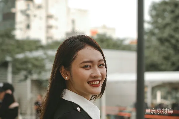 高清摄影 一位女士站在路灯前。