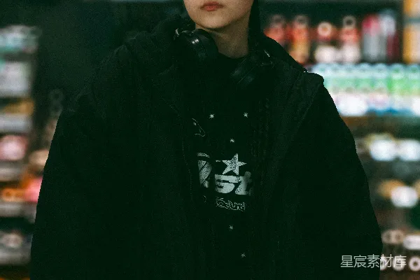 高清摄影 一个女人站在商店前面。