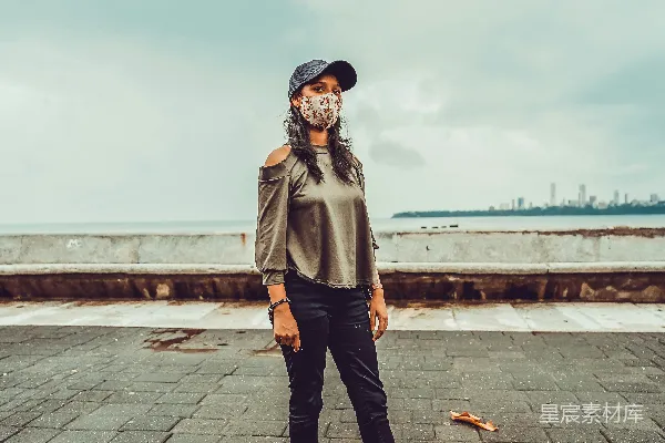 高清摄影 穿着灰色外套和黑色裤子的女人站在灰色混凝土地面上，白天。