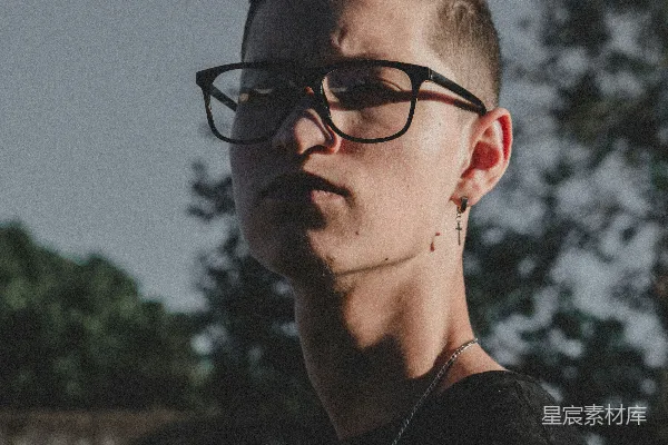 高清摄影 一个戴着眼镜和穿黑色衬衫的男人