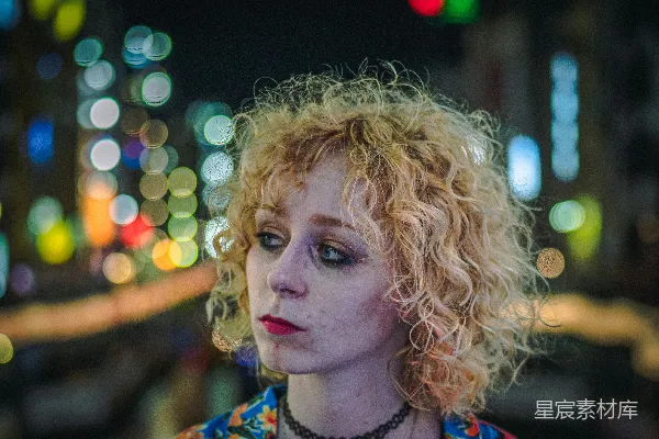 高清摄影 穿着蓝红花卉衬衫的女人