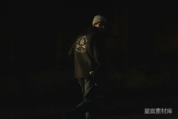 高清摄影 穿黑色外套的男人在夜间街道上行走。