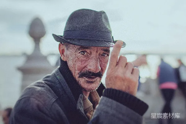 高清摄影 留着胡子戴帽子的男人做了一个手势。