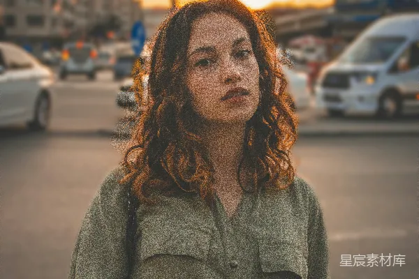 高清摄影 穿灰色扣子衬衫的女人站在白天的马路上。