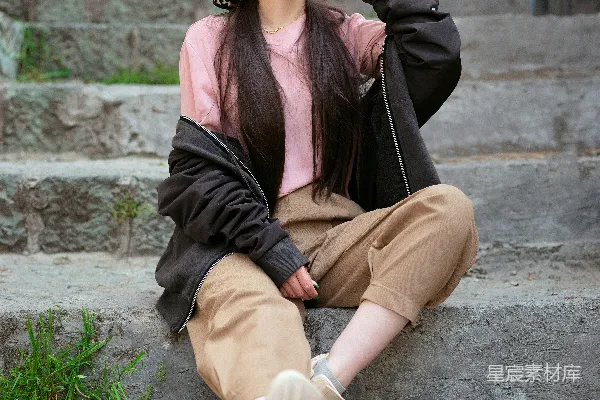 高清摄影 一个人坐在楼梯上