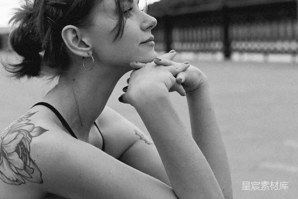 高清摄影 一位女性在吸烟