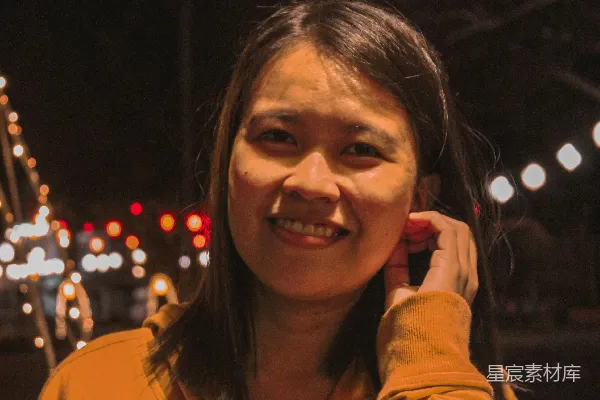 高清摄影 一个女人正在打电话。