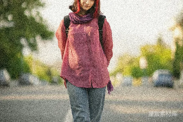 高清摄影 一个人走在路上。
