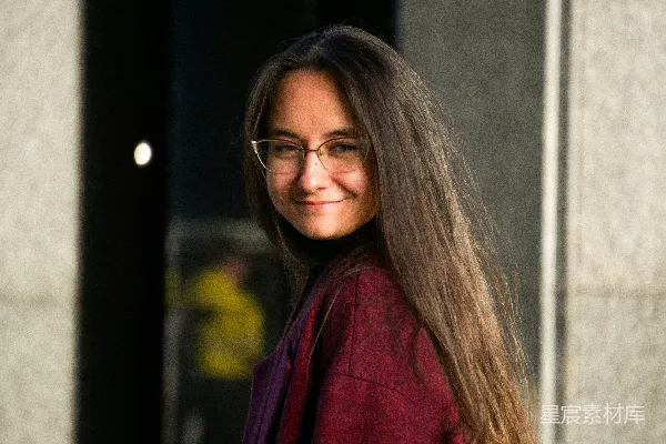 高清摄影 一个长发微笑的女人