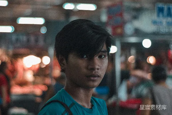 高清摄影 穿蓝色圆领衬衫的男孩