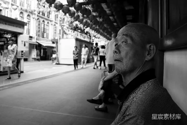 高清摄影 灰度照片中的男人坐在长椅上。