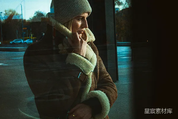 高清摄影 一个戴着帽子的男人正在打电话。