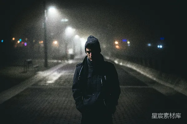 高清摄影 站在路灯附近的男子