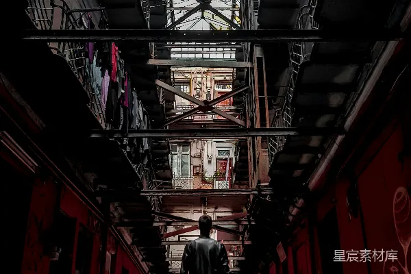 高清摄影 站在公寓大楼之间的男人