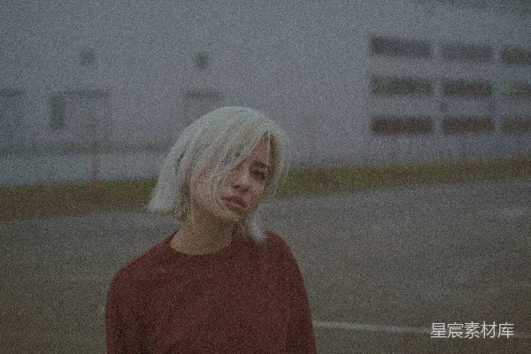 高清摄影 穿红色圆领衫的女人站在灰色混凝土地板上，白天。