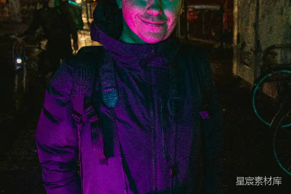 高清摄影 一个男人站在黑暗中，双手插在口袋里。