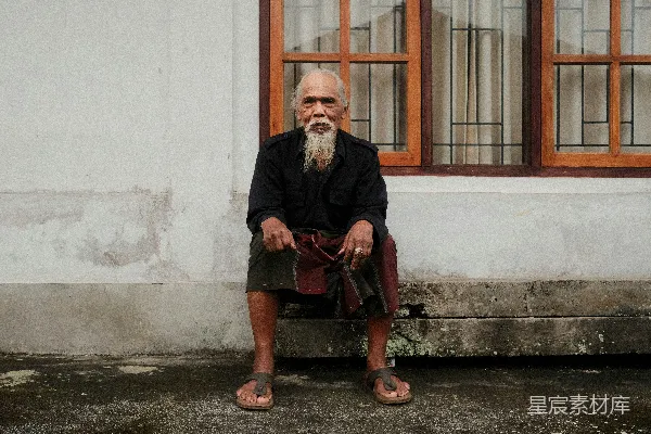 高清摄影 一位老人坐在窗前。