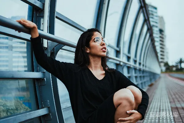 高清摄影 女人踮脚走在扶手旁边