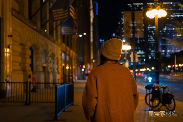 高清摄影 一个人在夜晚沿着街道行走