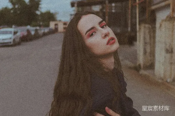 高清摄影 穿着黑色长袖衬衫的女人站在白天的马路上。