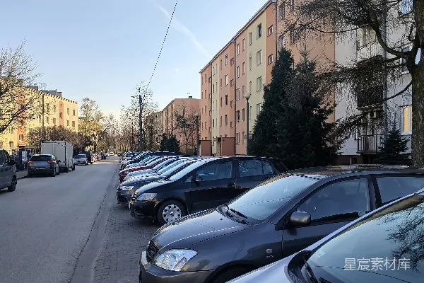 高清摄影 一条城市街道上停着的一排汽车
