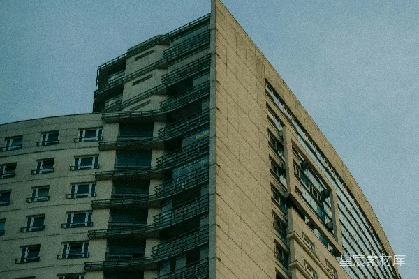 高清摄影 现代化的高层建筑，有着曲线造型，背景是晴朗的天空。