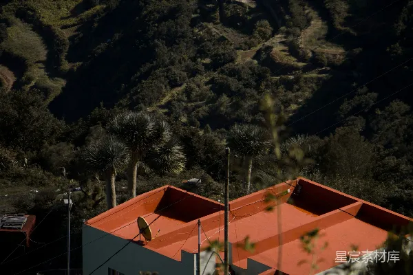 高清摄影 一座屋顶是红色的房子坐落在青山之中。