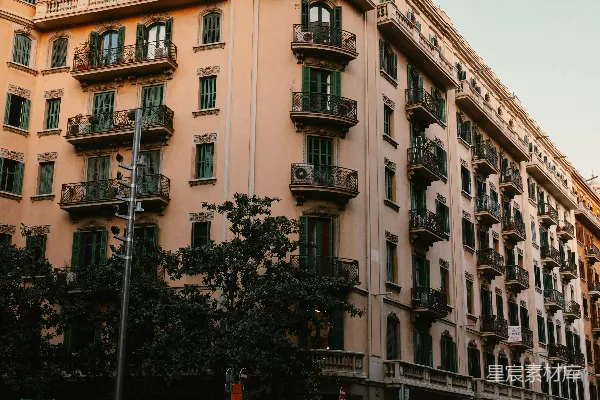 高清摄影 一座优雅的建筑，阳台俯瞰繁忙的街道。