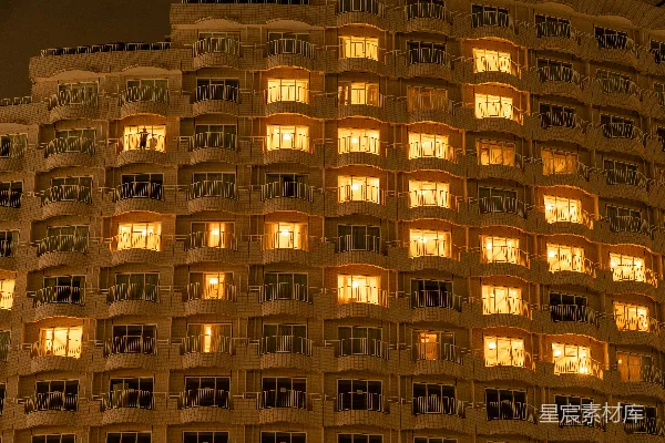 高清摄影 夜晚，一座建筑有许多亮着的窗户。