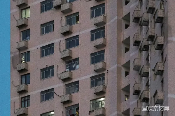 高清摄影 一座高大的住宅楼，有许多窗户和空调。